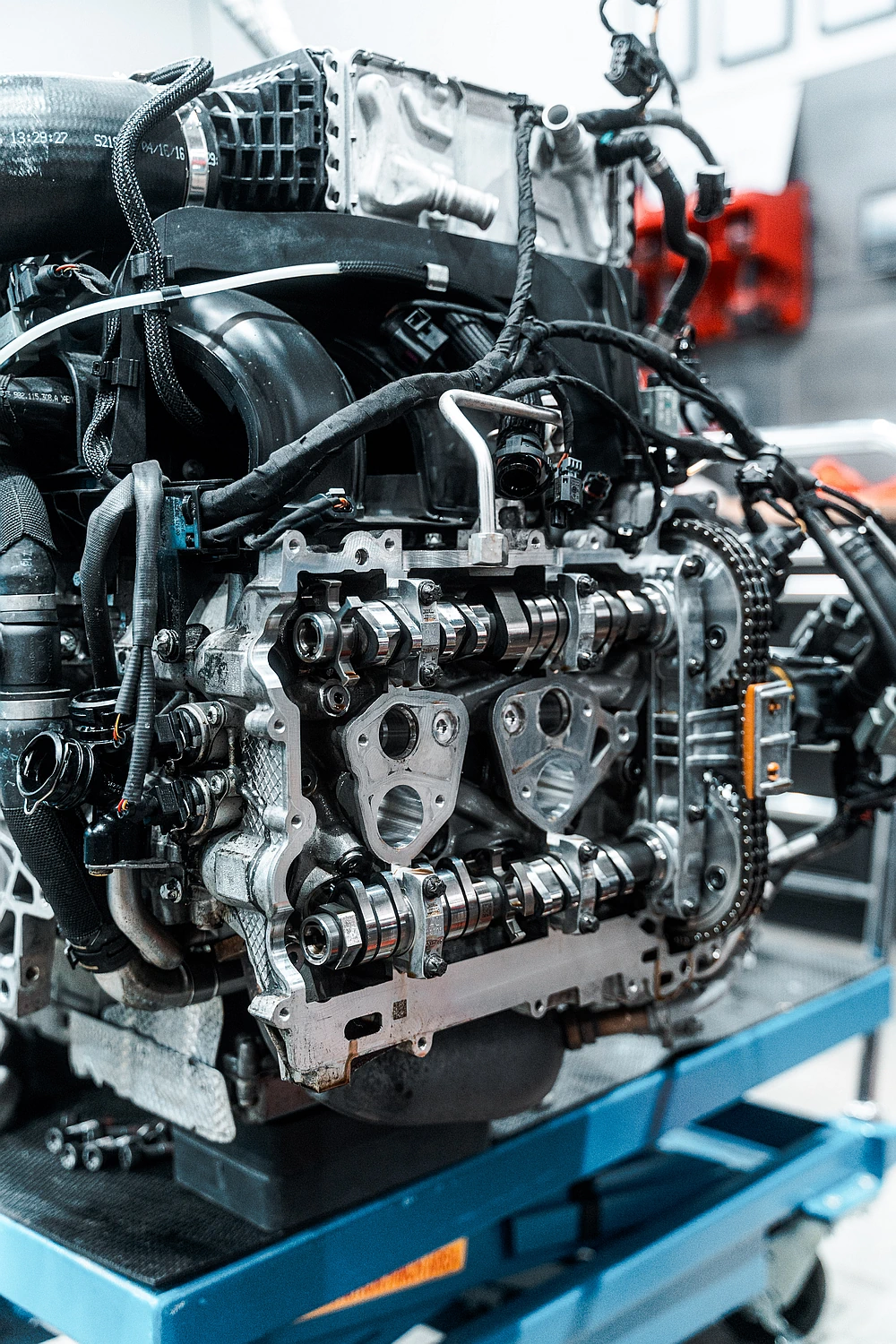 Výměna těsnění motoru Porsche v IAMWORK.